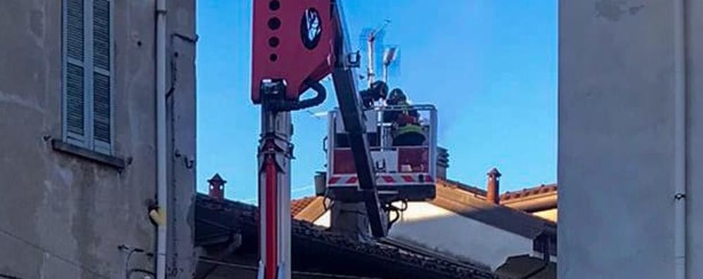 Giussano soccorsi principio incendio piazza San Giacomo via Addolorata