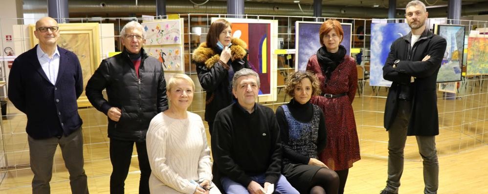 Alcuni dei "giovani pittori" presenti al museo Vignoli di Seregno con le loro opere