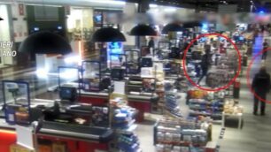 Baby gang Carugate, l'assalto a un centro commerciale in monopattino (Carabinieri)