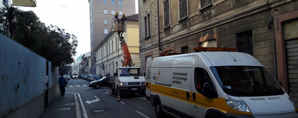 Operatori di Retipiù al lavoro per la sostituzione delle lampade per la pubblicazione illuminazione