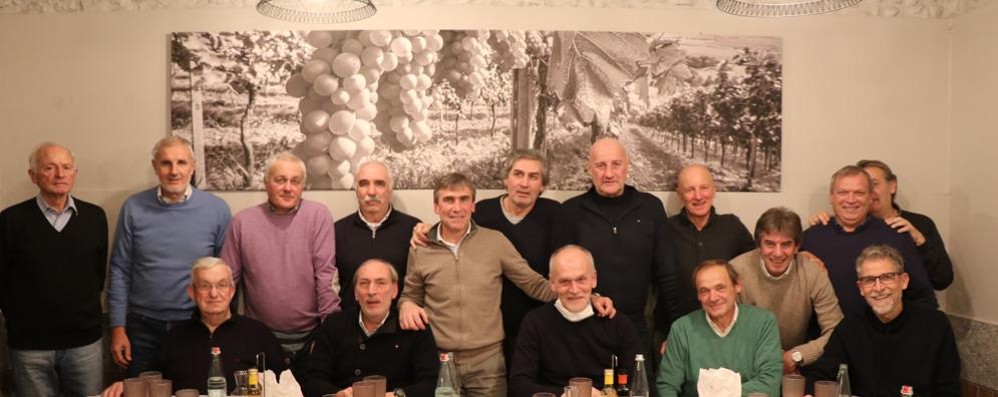 Un gruppo di ex giocatori dell'Fbc Seregno 1913 a raduno