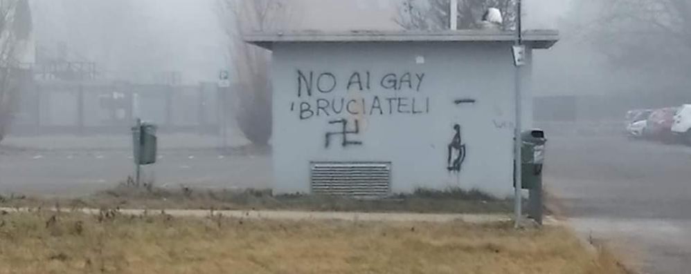 La scritta contro i gay