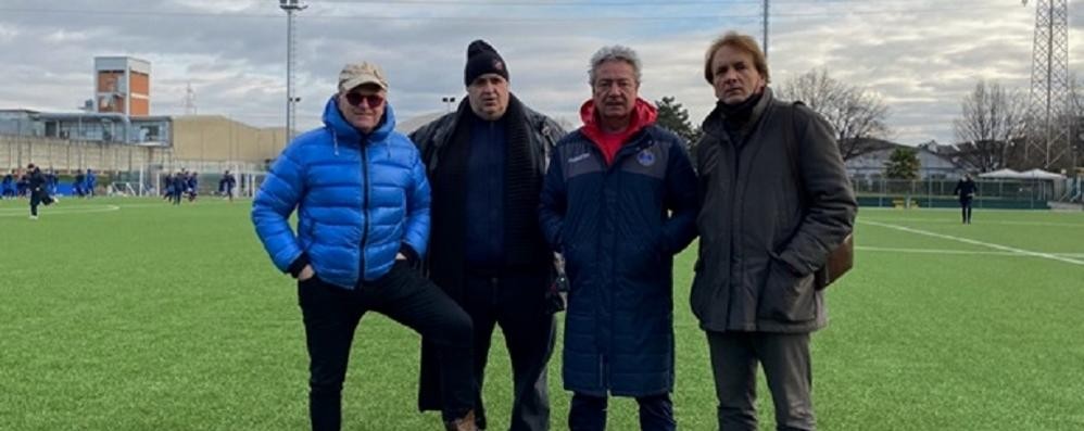 Da sinistra, Fabio Iurato, Giorgio Coviello, il tecnico Alberto Mariani ed il direttore generale Pierluigi Di Santo, al campo di allenamento di Molinello di Cesano Maderno oggi