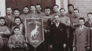 La prima foto storico del Gruppo Camosci del 1957,accanto al gagliardetto Luigi Leone in fondatore, in alto a sinistra il monzese don Giuliano Sala assistente nel 1956 dell'oratorio San Rocco di Seregno