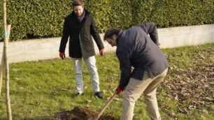 Il sindaco Alberto Rossi e Massimiliano Riva, presidente di Gelsia durante la messa dimora dei primi alberi del parco