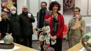 L'artista Monica Gheller con alcune delle sue opere e Rosy Colombo presidente del circolo san Giuseppe, di Seregno