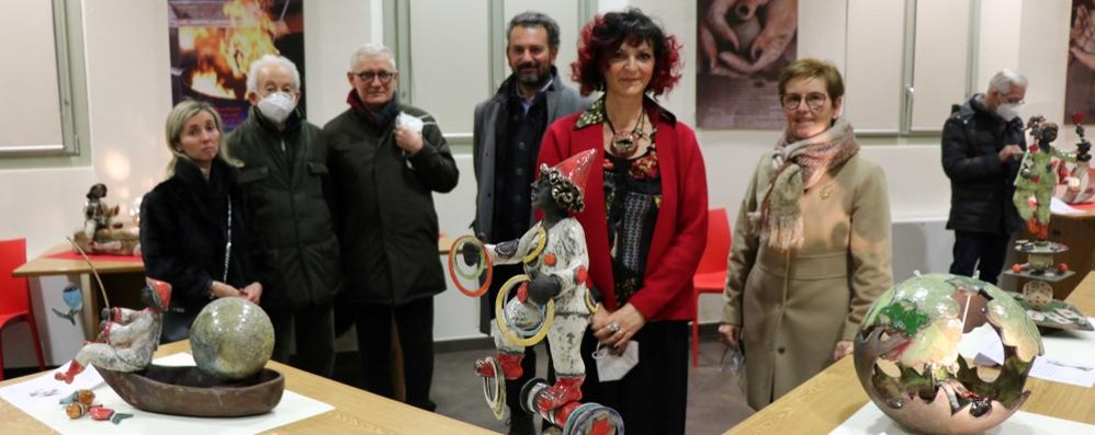 L'artista Monica Gheller con alcune delle sue opere e Rosy Colombo presidente del circolo san Giuseppe, di Seregno