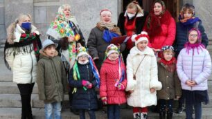Una piccola rappresentanza della comunità ucraina presente in Seregno festeggia il Natale ortodosso (foto Volonterio)