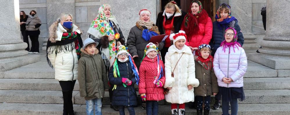 Una piccola rappresentanza della comunità ucraina presente in Seregno festeggia il Natale ortodosso (foto Volonterio)