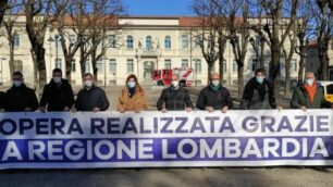 Lo striscione esposto dai componenti della Lega in piazza Cadorna a Seregno ( foto Volonterio)