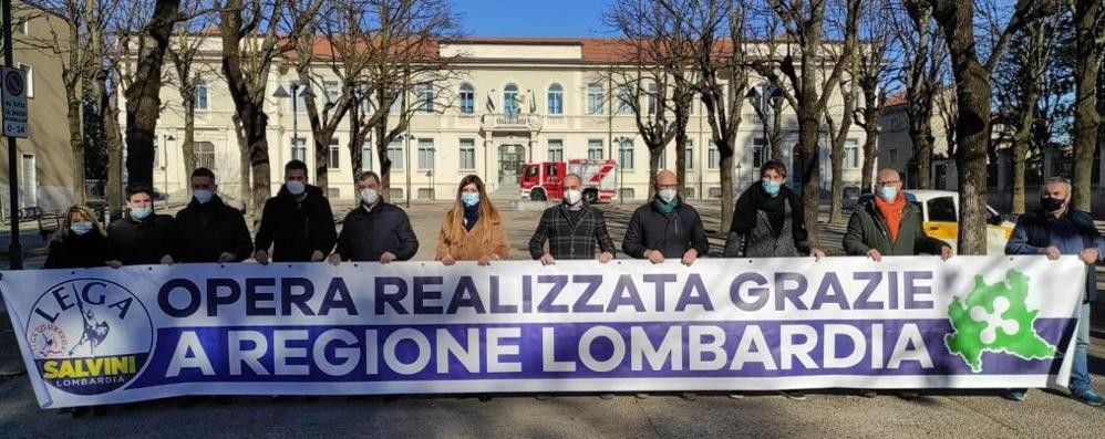 Lo striscione esposto dai componenti della Lega in piazza Cadorna a Seregno ( foto Volonterio)
