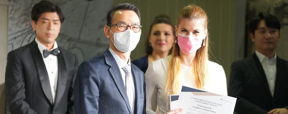 La giovane soprano seregnese Eva Corbetta premiata quale miglior interprete italiana dal console generale della Repubblica di Corea a Milano Kang Hyung- Shik (foto Volonterio)