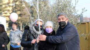 Davanti all'albero di ulivo posano i genitori di Giada, la mamma Lucia,la sorella Carola e il papà Domenico