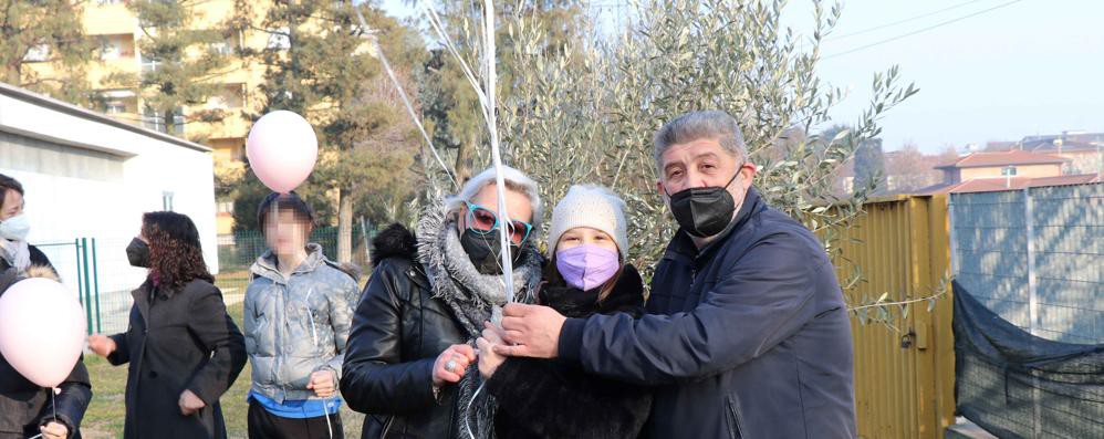 Davanti all'albero di ulivo posano i genitori di Giada, la mamma Lucia,la sorella Carola e il papà Domenico