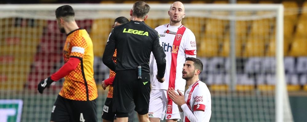 Mattia Valoti e Luca Caldirola a Benevento, accanto all’arbitro Paolo Valeri: dopo la discussa finale playoff di Pisa nel 2007 in C, altro incrocio da dimenticare con i biancorossi