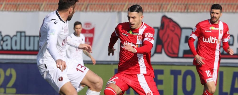 Dany Mota Carvalho durante la partita con la Reggina. Alle sue spalle, Mattia Valoti