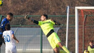 Un'uscita di Tozzo, nuovo portiere del Seregno, che ha interrotto un attacco del Renate (foto Alessio Morgese e Luca Rossini-pagina Facebook Seregno calcio)