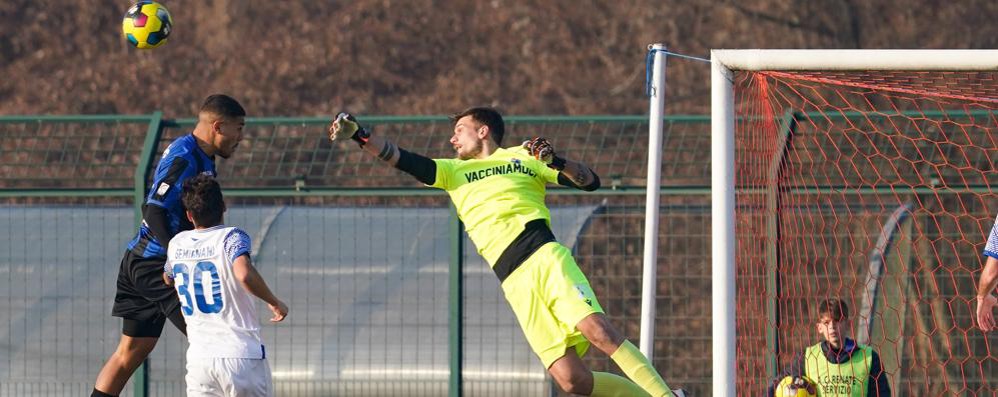 Un'uscita di Tozzo, nuovo portiere del Seregno, che ha interrotto un attacco del Renate (foto Alessio Morgese e Luca Rossini-pagina Facebook Seregno calcio)