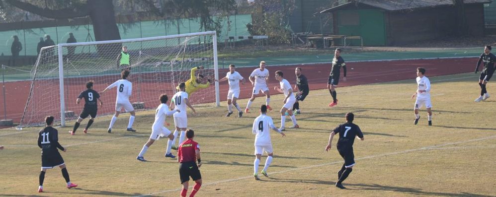 La paratona di Luca Ferrara al 40’ del pt. su tiro ravvicinato del centroavanti Vitali ( foto Volonterio)