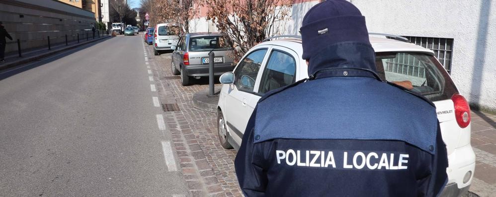 Un agente di polizia locale