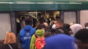 Pendolari in salita su un convoglio