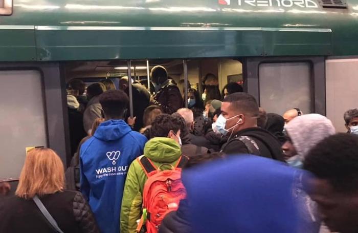 Pendolari in salita su un convoglio