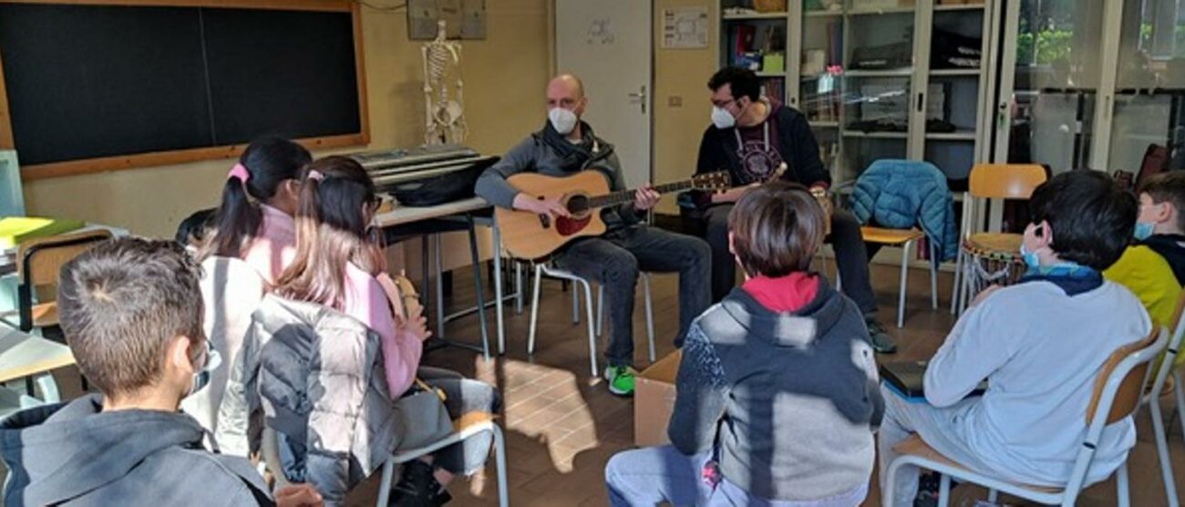 Lezioni di musica alla scuola media Sabin