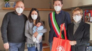 Il sindaco Alberto Rossi e l’assessore Laura Capelli, mentre consegnano il millesimo kit beb