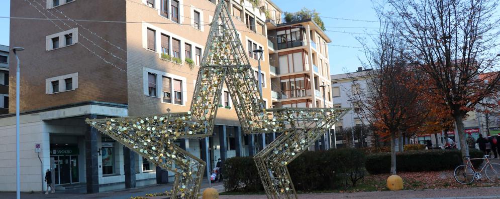 La stella che verrà accesa mercoledì 8 dicembre in piazza Risorgimento a Seregno (Foto Volonterio)