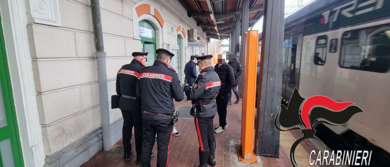 I controlli dei carabinieri alla stazione di Seveso