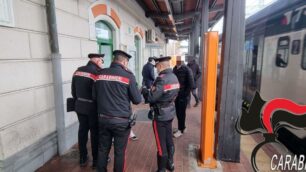 I controlli dei carabinieri alla stazione di Seveso