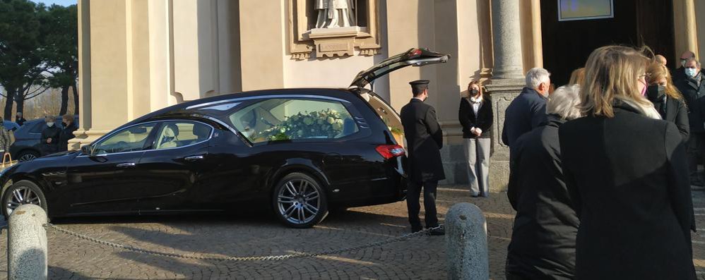 I funerali della donna a Veduggio con Colzano