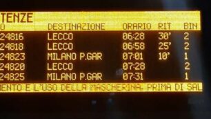 Un tabellone con i ritardi di Trenord sulla linea S8