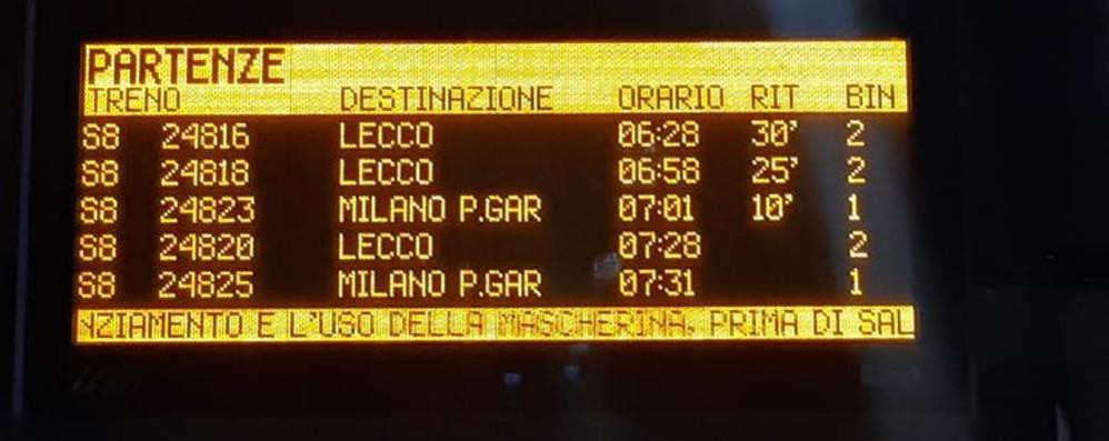 Un tabellone con i ritardi di Trenord sulla linea S8