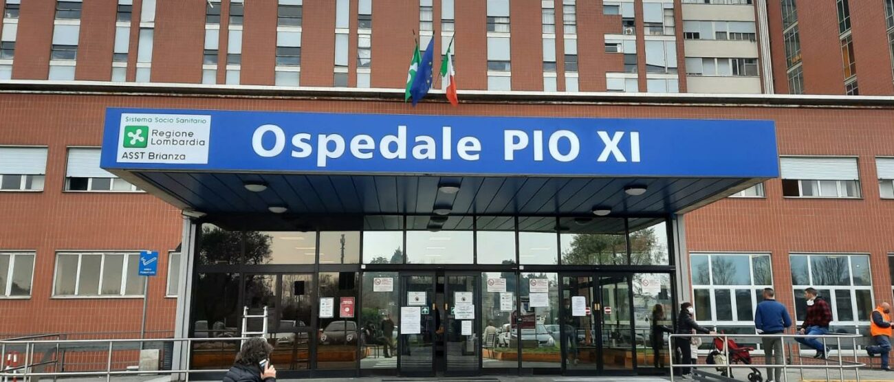 La nuova insegna dell'ospedale di Desio che con approvazione della giunta regionale è diventato "Ospedale Pio XI"