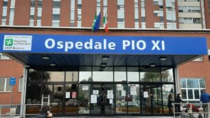 La nuova insegna dell'ospedale di Desio che con approvazione della giunta regionale è diventato "Ospedale Pio XI"