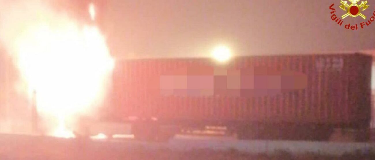 Incendio camion a Paderno Dugnano (foto Vigili del fuoco)