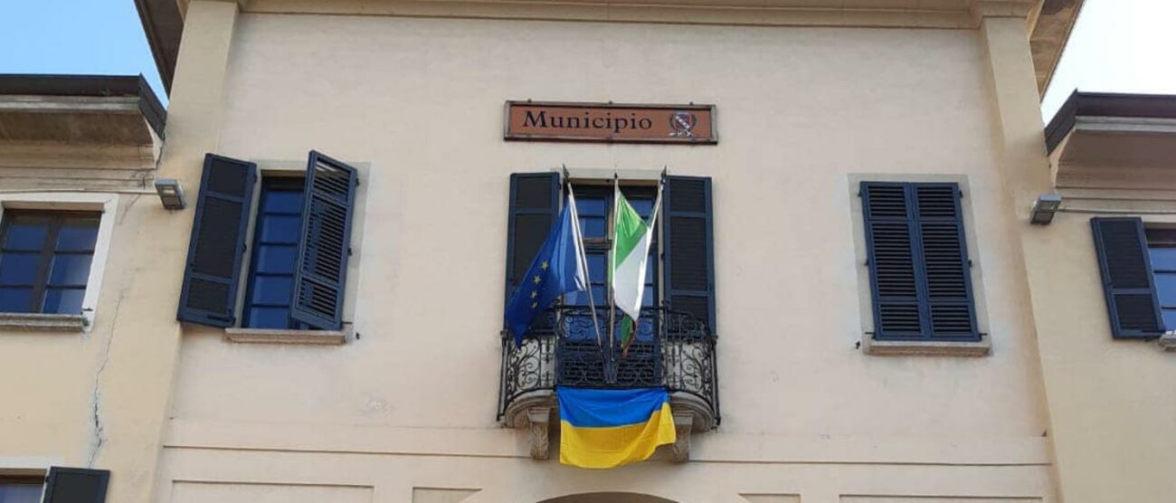 Concorezzo incontro sindaco e Taras Rurak con bandiera dell'Ucraina