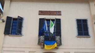 Concorezzo incontro sindaco e Taras Rurak con bandiera dell'Ucraina