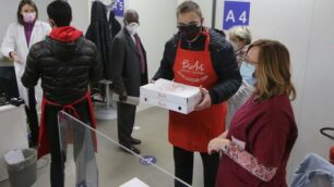 La consegna delle pizze all’hub vaccinale di Monza