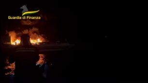 Incendio a bordo di un traghetto dalla Grecia e salvataggio dei passeggeri: le immagini della Guardia di Finanza