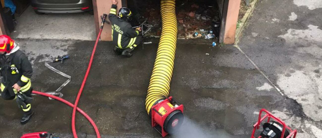 Incendio box a Sovico (foto Vigili del fuoco)