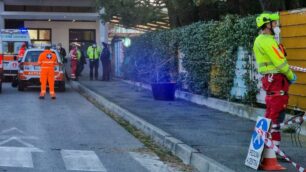 Intervento dei soccorritori sul luogo di un incidente sul lavoro