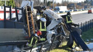 Le foto dell’incidente tra camion sulla Statale 36