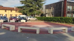 Il nuovo piazzale davanti alle scuole di Mezzago - foto da facebook