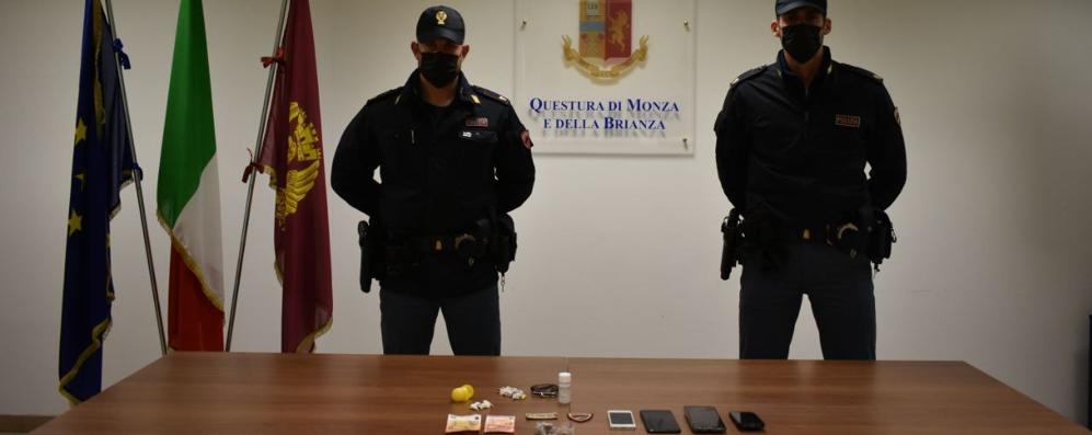 La droga, il denaro e i cellulari sequestrati al 32enne (foto Questura)