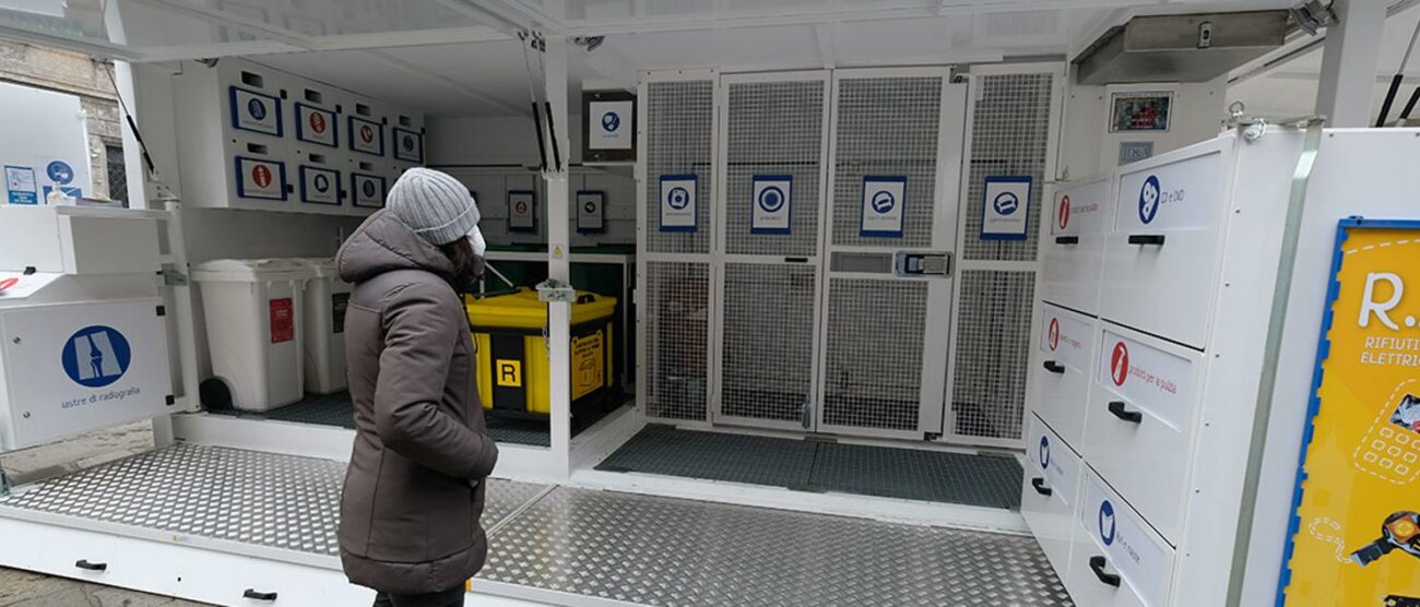 MONZA il camper per la raccolta dei rifiuti