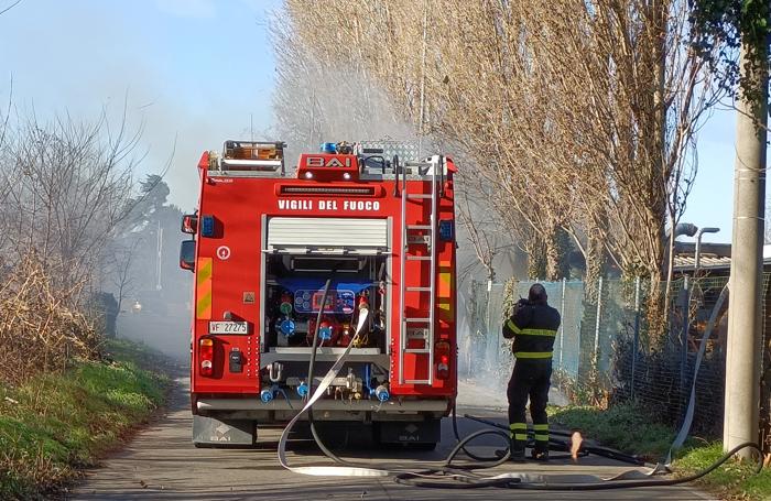 BOSCHERONA incendio al laghetto intervento due mezzi dei Vigili del fuoco