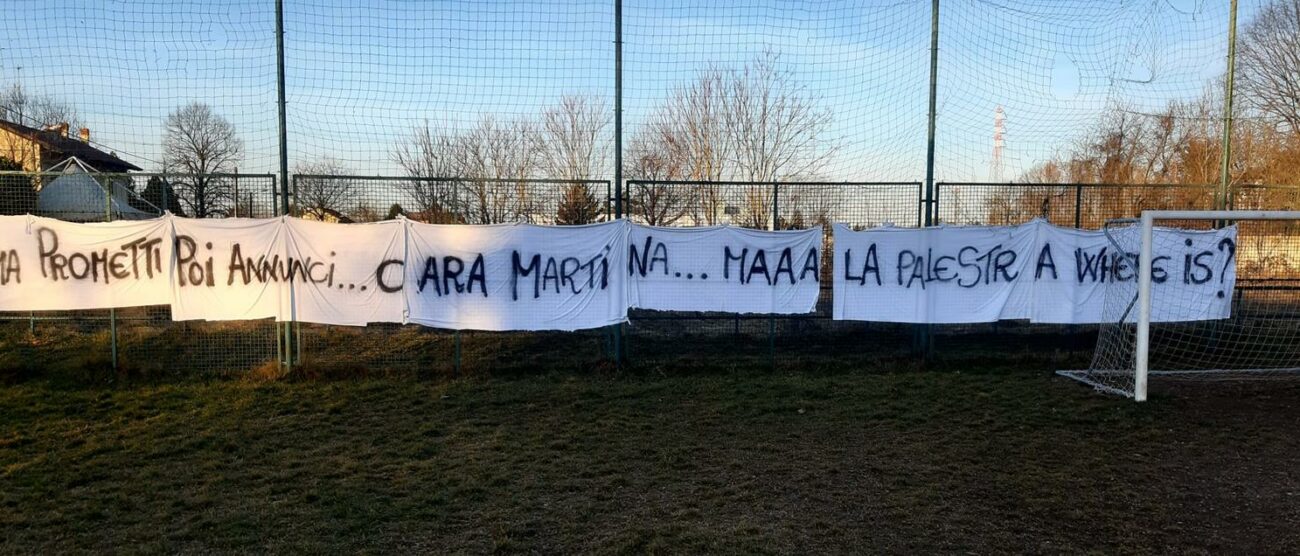 Lo striscione per la palestra in via Valosa a San Fruttuoso di Monza