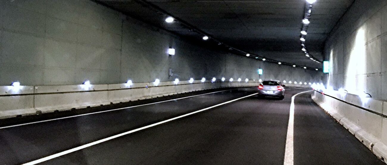 Le prime auto nel tunnel della Sp6